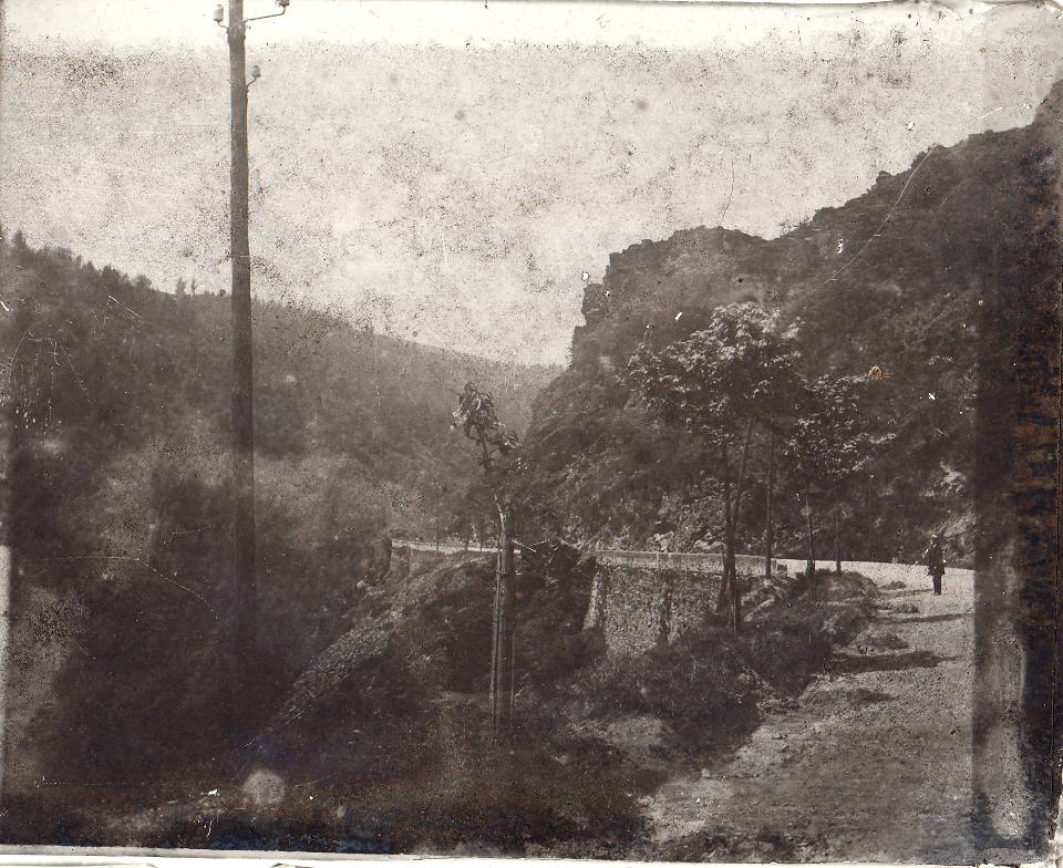 Sur la route de Saint-Etienne à Planfoy (Loire) - 1904