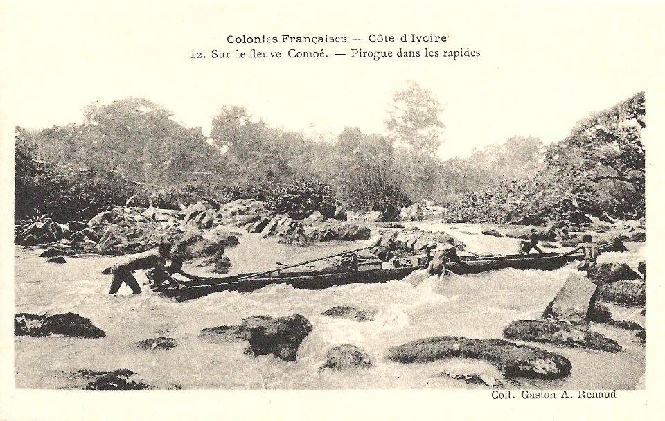 Sur le fleuve Comoé-Pirogue dans les rapides (Côte d'Ivoire)