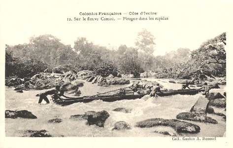 Sur le fleuve Comoé-Pirogue dans les rapides (Côte d'Ivoire)
