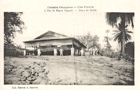 Sur le fleuve Comoé-Poste de Bettié (Côte d'Ivoire)