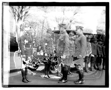 Surgeon General Ireland inspecting recruiting unit LCCN2016827799