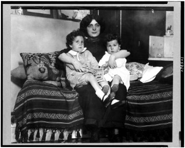 Survivors of the Titanic disaster LCCN92513324