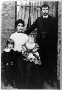 Survivors of TITANIC - family group LCCN2001704331