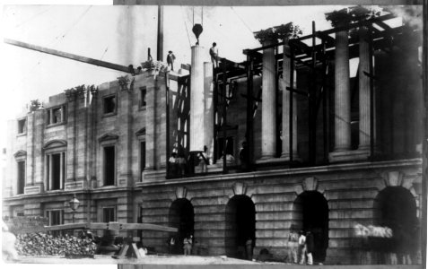 Suspended column being set into position, U.S. Post Office LCCN2002717754