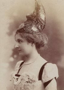 Suzanne Dalbray btv1b85969067-p020 (cropped)