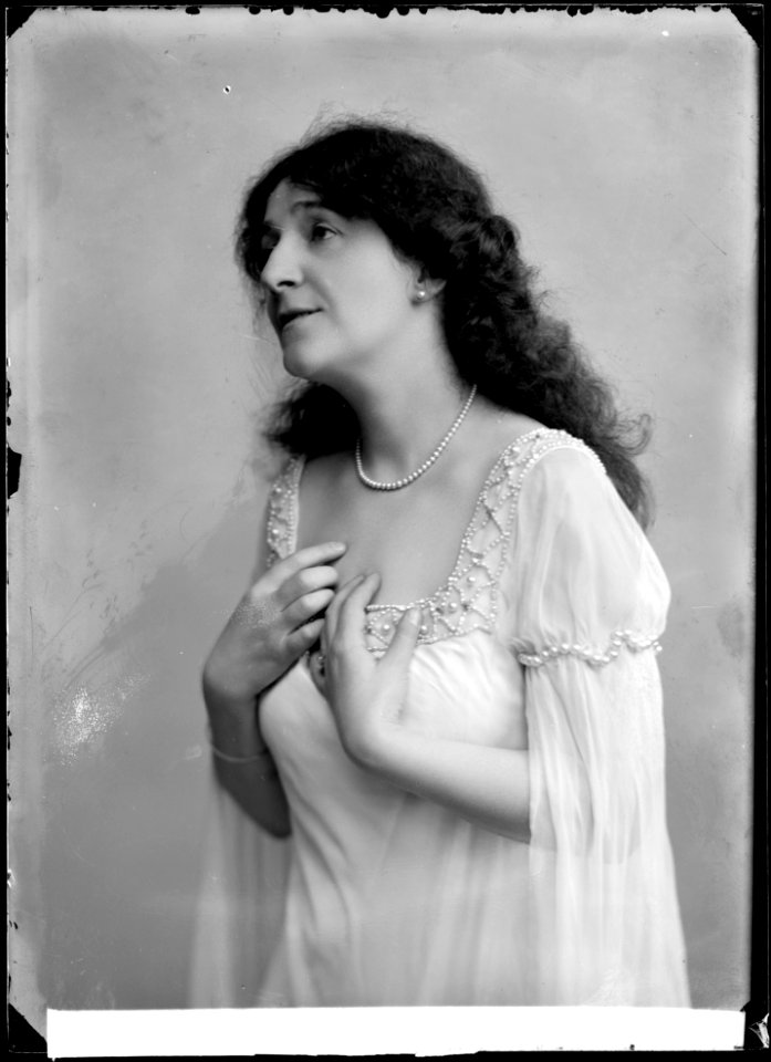 Suzanne Cesbron, rollporträtt - SMV - GC007