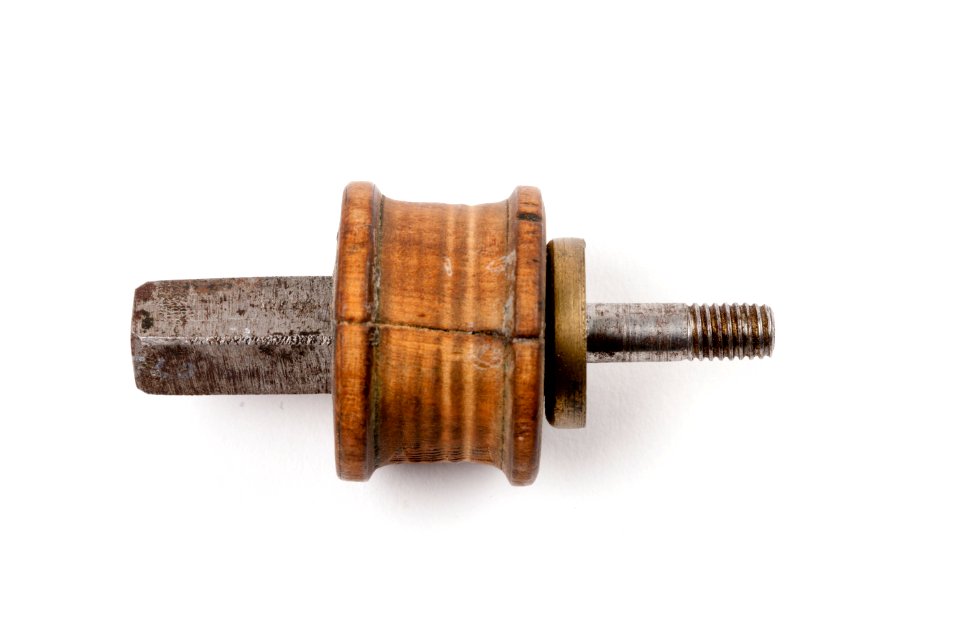 Svarvstift av stål med koniska hål i båda ändarna - Skoklosters slott - 92981