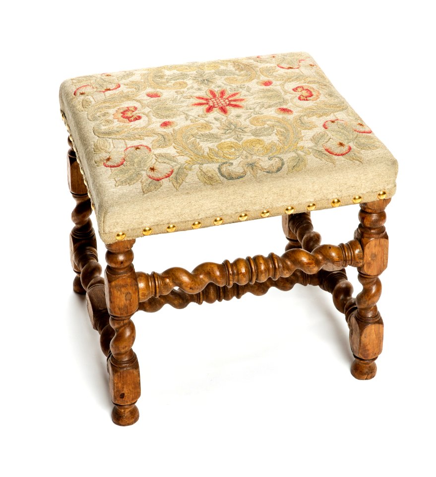 Svarvad taburett med broderad sitts - Hallwylska museet - 108430