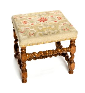 Svarvad taburett med broderad sitts - Hallwylska museet - 108430