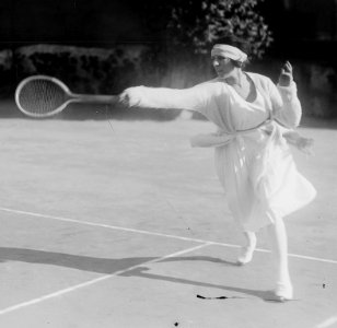 Suzanne Lenglen 1920 Cannes (cropped)