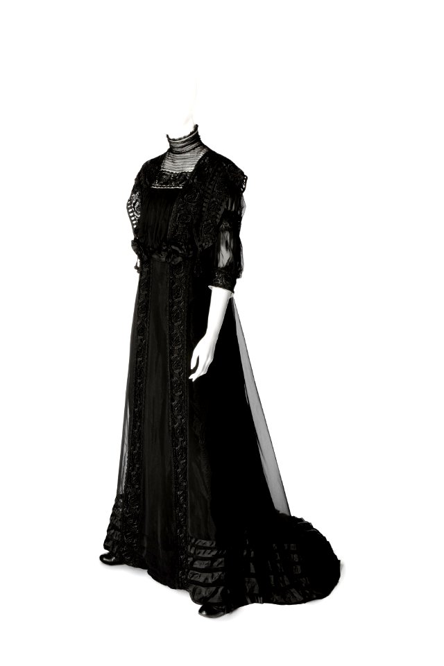 Svart klänning med spets och isgrön besättning, lång med släp bak. Tillhört Ebba von Eckermann - Hallwylska museet - 89325