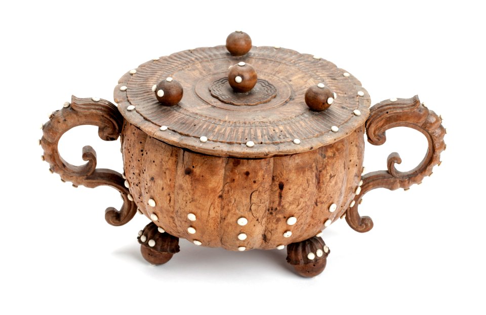 Svarvad skål av masurbjörk med benknappar, 1650-1700 - Skoklosters slott - 106191