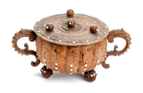 Svarvad skål av masurbjörk med benknappar, 1650-1700 - Skoklosters slott - 106191