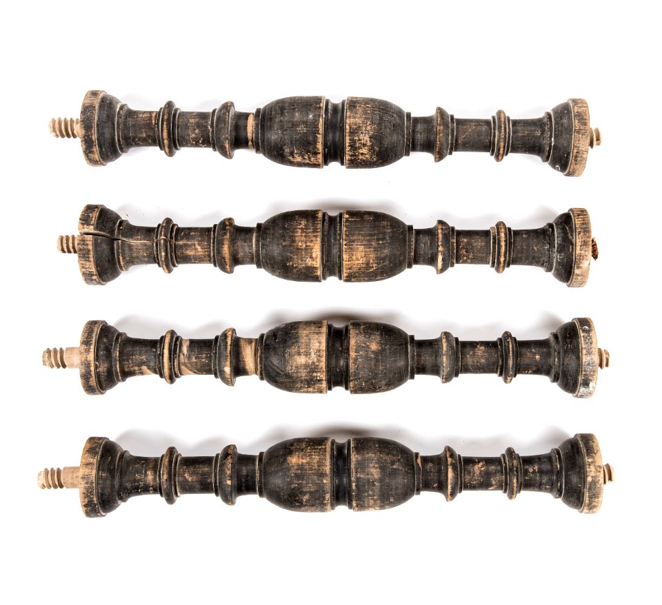 Svarvade och svartmålade balusterdockor av furu, 1600-talet - Skoklosters slott - 108248