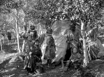Svenske samer utenfor et telt. Antagelig Finnmark 1885-1892 - Norsk folkemuseum - NF.06789-038