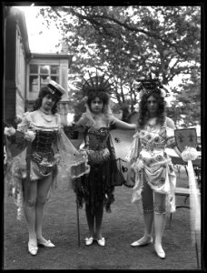 Svea Blomberg, Svea Rundblad and Hedvig Nentzén in the revue Bluff at Kristallsalongen 1905 - SMV - K003
