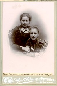 Svea Gradin och fröken Lindberg, porträtt - SMV - H3 096