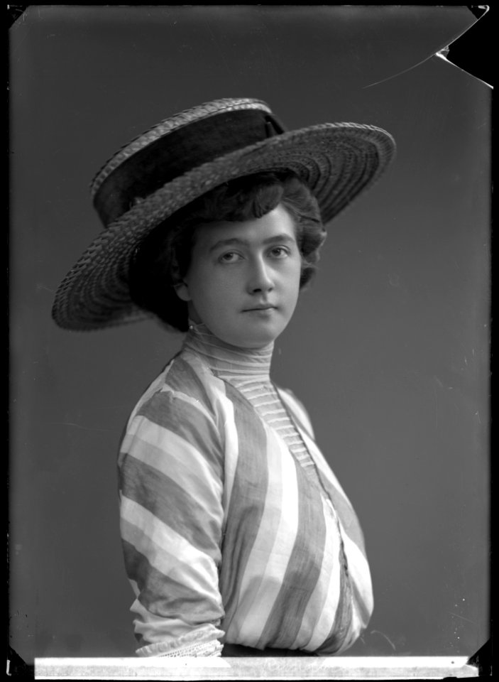 Svea Rundblad, porträtt - SMV - NR104