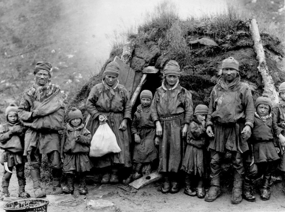 Svenske samer, muligens fra Karesuando, foran en gamme. Antagelig Lyngen 1885-1892 - Norsk folkemuseum - NF.06789-019