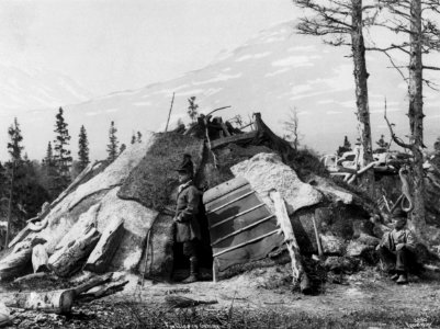 Svensk sørsame foran en gamme. Ca. 1885-1892 - Norsk folkemuseum - NF.06789-021