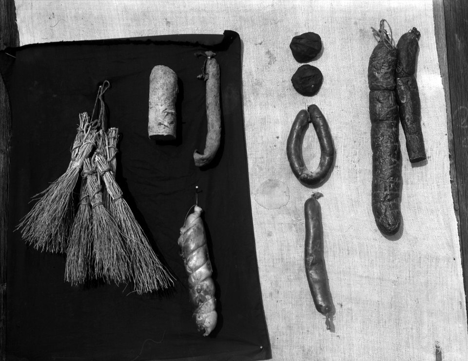 Svensk allmogekost. Köttets användning. Olika slags korv - Nordiska museet - NMA.0028358