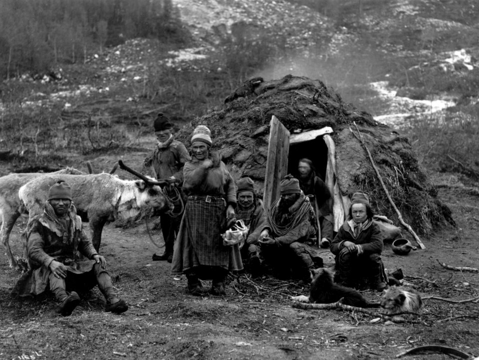 Svenske samer, muligens fra Karesuando, samlet foran en gamme. Antagelig Lyngen ca. 1885-1892 - Norsk folkemuseum - NF.06789-016