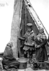 Svenske samer. En mann og to kvinner ved teltåpning - Norsk folkemuseum - NF.06789-002
