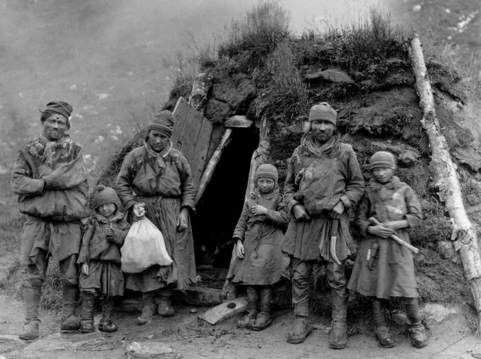 Svenske samer, muligens fra Karesuando, foran en gamme. Antagelig Lyngen 1885-1892 - Norsk folkemuseum - NF.06789-020
