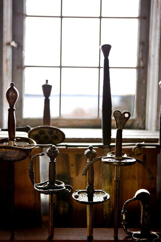 Svärd framför fönster i rustkammaren. Interiör, detalj - Skoklosters slott - 87308