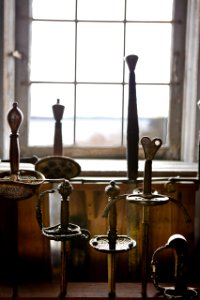 Svärd framför fönster i rustkammaren. Interiör, detalj - Skoklosters slott - 87308