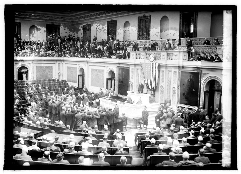 Swearing in new members, 67th Congress, 4-11-21 LCCN2016845077