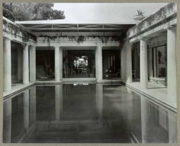 Swimming pool in Knapp home, Santa Barbara, California LCCN2015647630