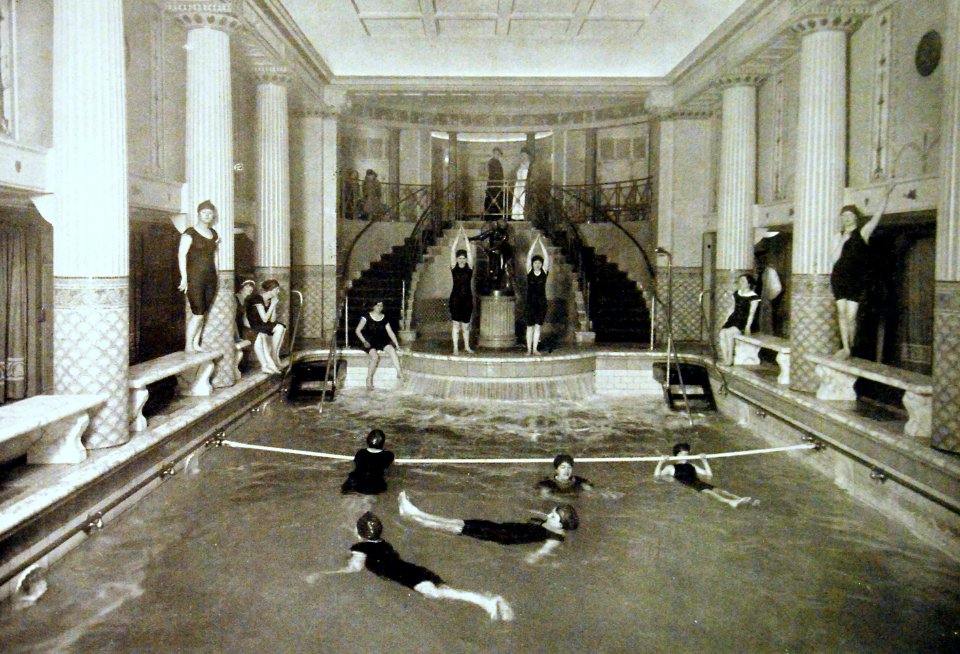 Swimming pool aboard the Hamburg-American Line ship Vaterland (28115076451)