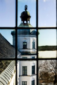 Sydöstra tornet genom fönstret i sydvästra tornet. Exteriör - Skoklosters slott - 87212
