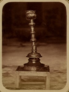 Syr-dar'inskaia oblast'. G. Turkestan. Mechet sviatago Sultana Akhmeda Iassavi. Podsviechnik pozhertvovannyi Emirom Timurom Kuraganom LCCN2007676472