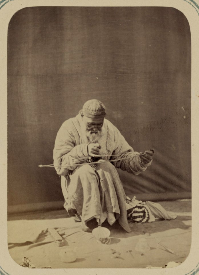 Syr-dar'inskaia oblast'. G. Ura-Tiube i ego ulichnye tipy. Bazarnaia ploshchad. Pochinshchik bitoi posudy LCCN2007680576