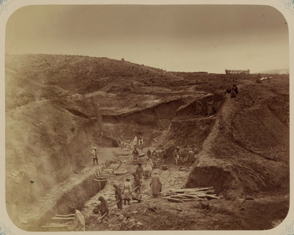 Syr-dar'inskaia oblast'. Tatarinovskaia kamenno-ugol'naia kop'. Chimkendskago uiezda. Zemlianyia raboty proizvodimyia tuzemtsami na kopi LCCN2007678941
