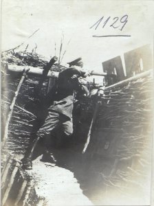 Szene im Schützengraben des bayr.L.I.R.2 bei Herbutow im Inf.-Gefecht am 5.Mai 1917. (BildID 15729717)