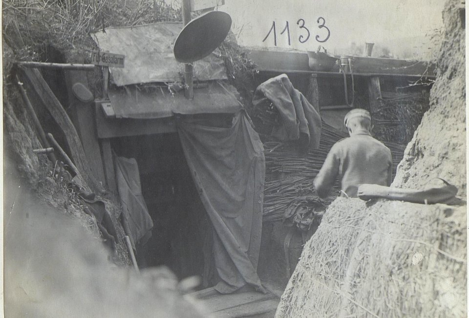 Szene im Schützengraben an der Narajowka (R.I.R.250) beim Verlassen gelegentlich der Offensive Juli 1917