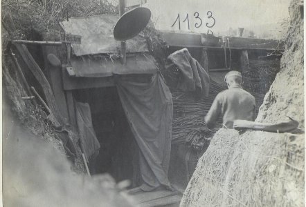 Szene im Schützengraben an der Narajowka (R.I.R.250) beim Verlassen gelegentlich der Offensive Juli 1917