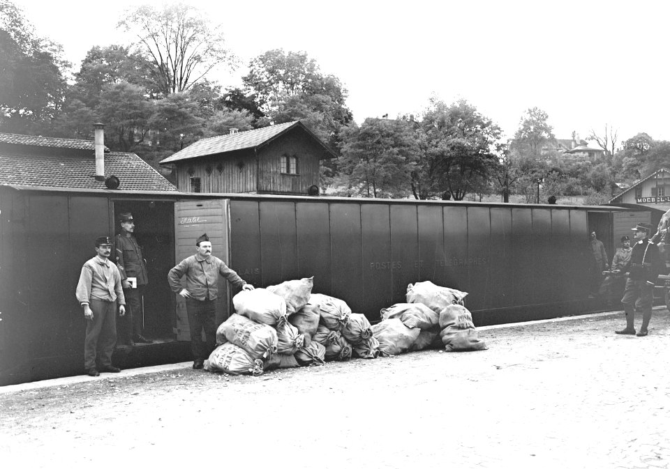 Säcke mit Post für Kriegsgefangene auf dem Eisenbahnperron - CH-BAR - 3240053