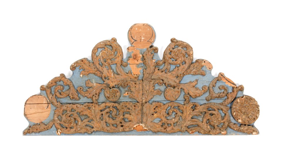 Sänggavel, kontursågad, blåmålad med förgyllda akantusornament modellerade i Papier-maché - Skoklosters slott - 108224