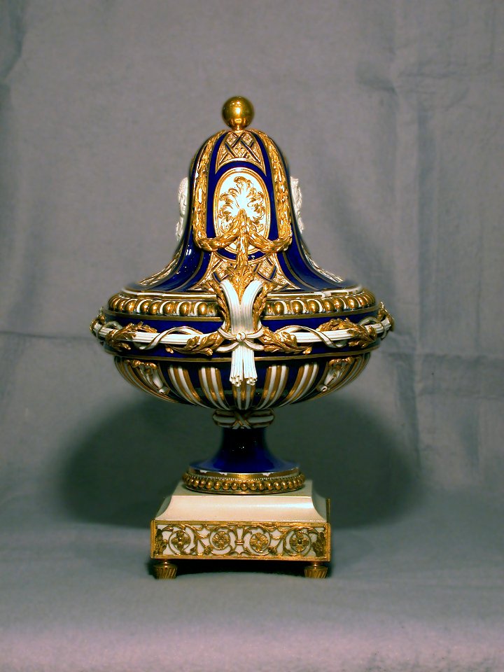 Sèvres Porcelain Manufactory - One of a Pair of Potpourri Vases (Vases ovales Mercure) - Walters 48634 - Profile