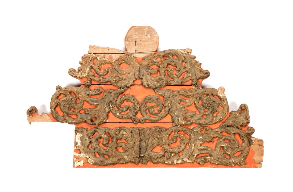 Sänggavel, kontursågad, rödmålad med förgyllda akantusornament modellerade i Papier-maché - Skoklosters slott - 108225