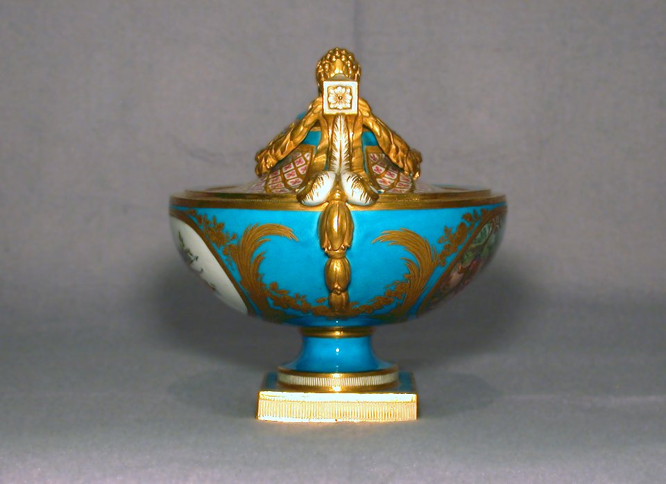 Sèvres Porcelain Manufactory - Vase cassolette Bachelier - Walters 48563 - Profile