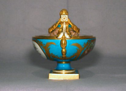Sèvres Porcelain Manufactory - Vase cassolette Bachelier - Walters 48563 - Profile