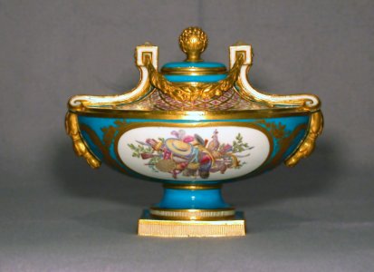 Sèvres Porcelain Manufactory - Vase cassolette Bachelier - Walters 48563 - Back