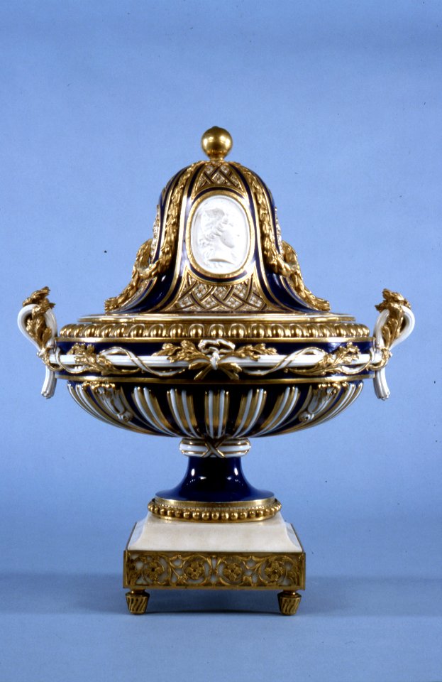 Sèvres Porcelain Manufactory - One of a Pair of Potpourri Vases (Vases ovales Mercure) - Walters 48634 - Back