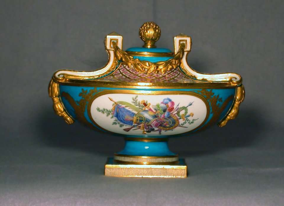 Sèvres Porcelain Manufactory - Vase cassolette Bachelier - Walters 48564 - Back