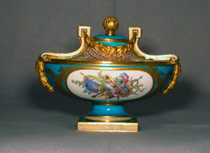 Sèvres Porcelain Manufactory - Vase cassolette Bachelier - Walters 48564 - Back